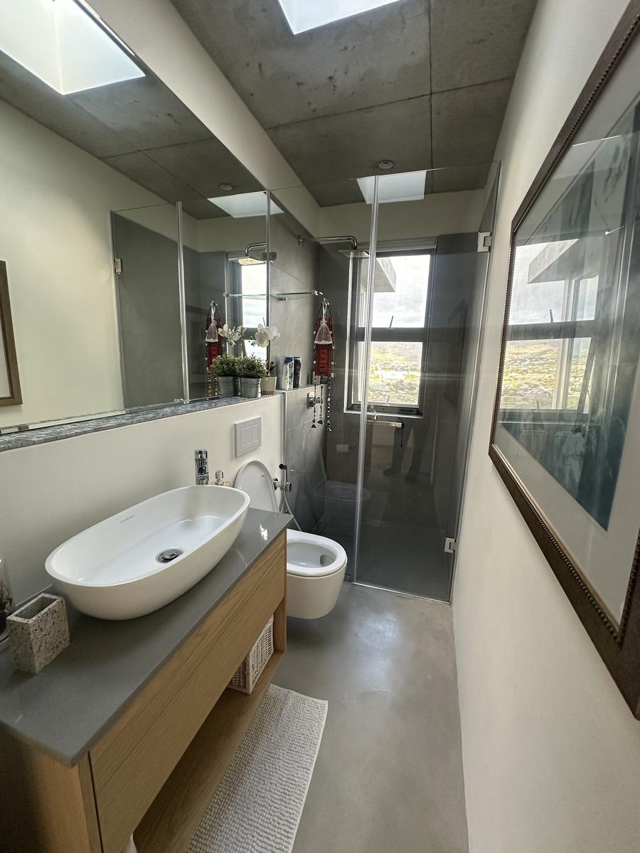 Second bathroom with valley view